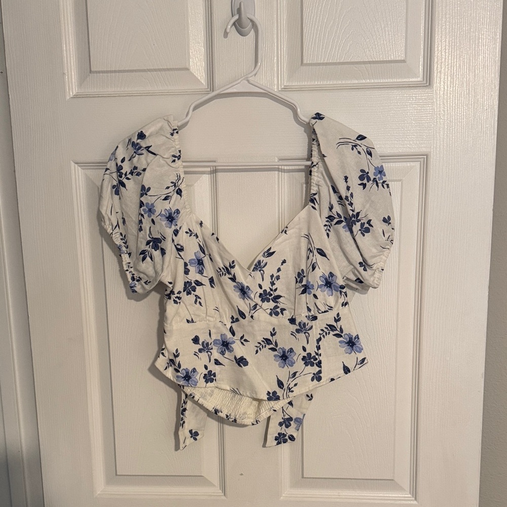 Hollister White and Blue Floral Puff Sleeve Crop Top